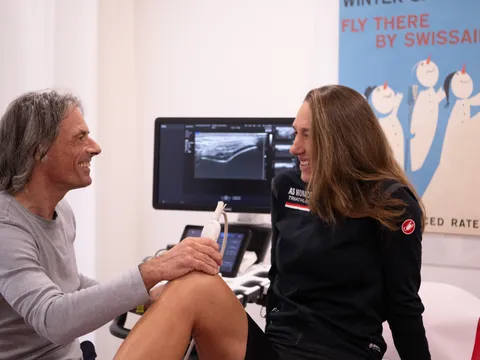 Ultraschalluntersuchung am Knie einer Athletin